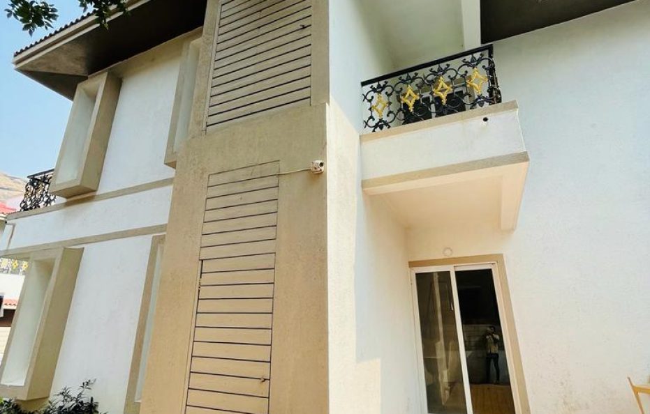 4bhk Ac luxury hill view Bunglow Private swimming pool near Della Adventure road kune Lonavla