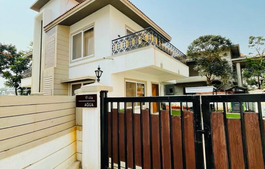 4bhk Ac luxury hill view Bunglow Private swimming pool near Della Adventure road kune Lonavla